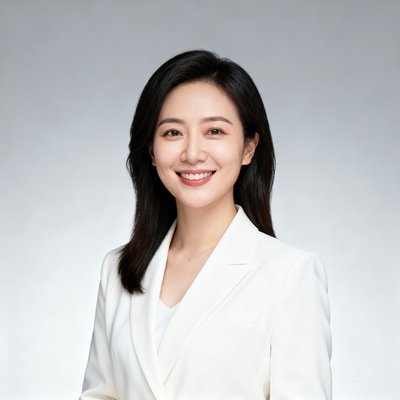 极速直播运营总监林晓薇的职业形象照，面带微笑，身着白色西装外套