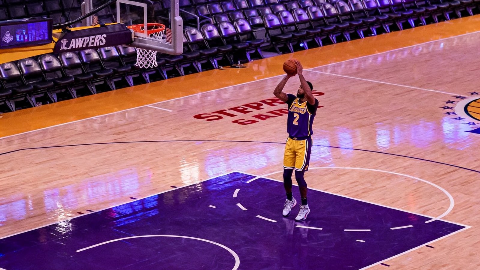 NBA洛杉矶湖人主场斯台普斯中心，紫金灯光笼罩下的篮球场，球员正在热身投篮
